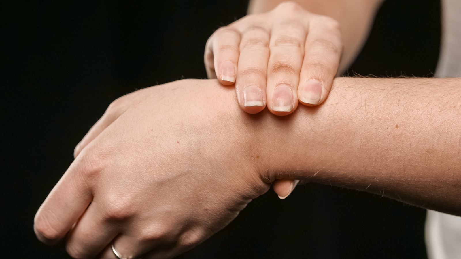 De Quervain Tenosinoviti: Başparmak Dibindeki Bilek Ağrısı